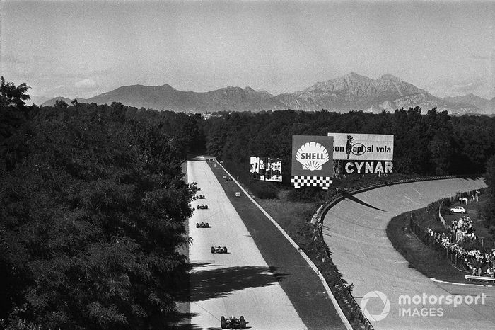 Monza, Italia, Clay Regazzoni, Ferrari 312B lidera al pelotón en la primera vuelta
