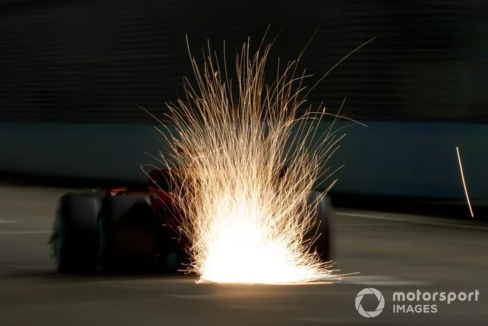Charles Leclerc y el Ferrari SF-23 saltan chispas