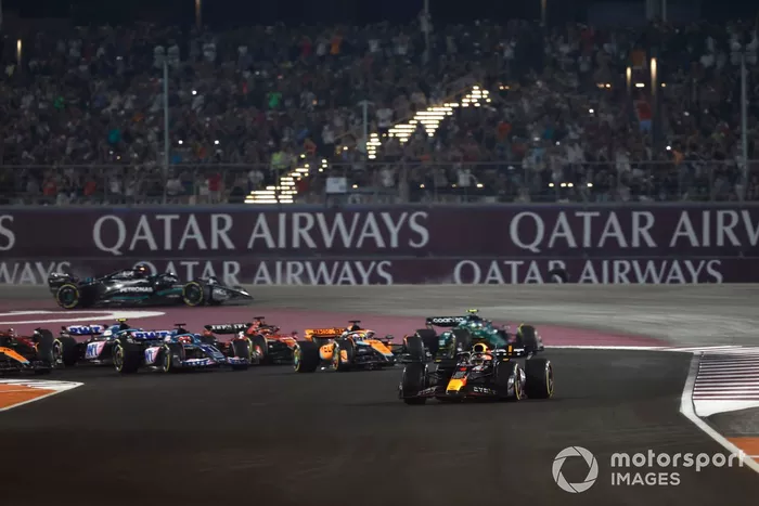 Max Verstappen, Red Bull Racing RB19, Oscar Piastri, McLaren MCL60, Esteban Ocon, Alpine A523, Fernando Alonso, Aston Martin AMR23, Lando Norris, McLaren MCL60, el resto de la parrilla mientras Lewis Hamilton, Mercedes F1 W14, se cae al fondo tras un cont