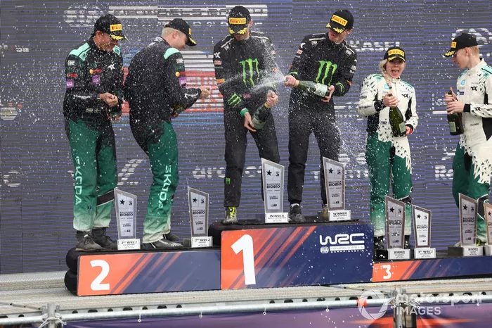 Podio WRC2: Ganador Oliver Solberg, Elliott Edmondson, Skoda Fabia Evo Rally2, segundo puesto Gus Greensmith, Jonas Andersson, Skoda Fabia RS Rally2, tercer puesto Sami Pajari, Enni Mälkönen, Toksport WRT Skoda Fabia Evo Rally2.