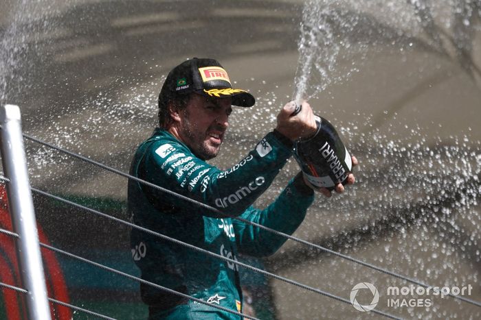 Fernando Alonso, Aston Martin F1 Team, 3ª posición, rocía Champán en el podio