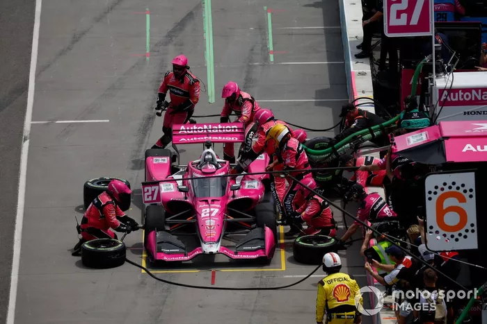 #27: Kyle Kirkwood, Andretti Autosport Honda, parada en boxes.