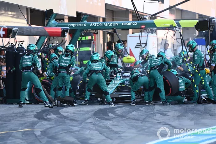 Lance Stroll, Aston Martin AMR23, faz uma paragem