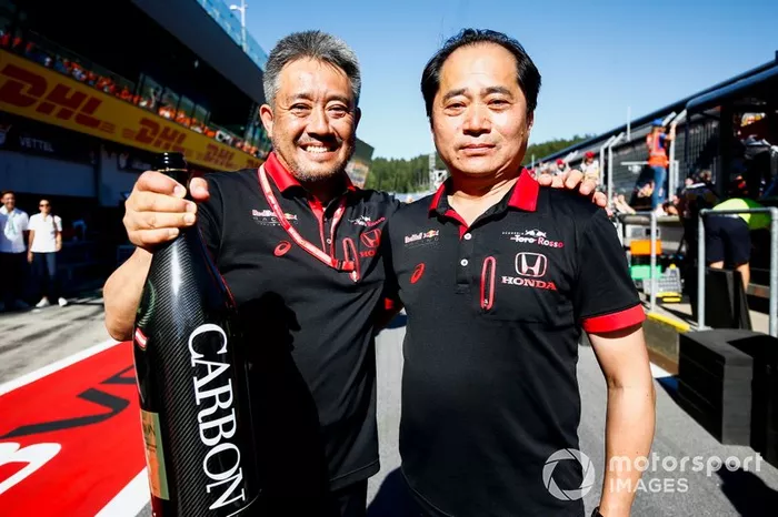 Masashi Yamamoto, Director General de Honda Motorsport, y Toyoharu Tanabe, Director Técnico de F1 de Honda, celebran la victoria