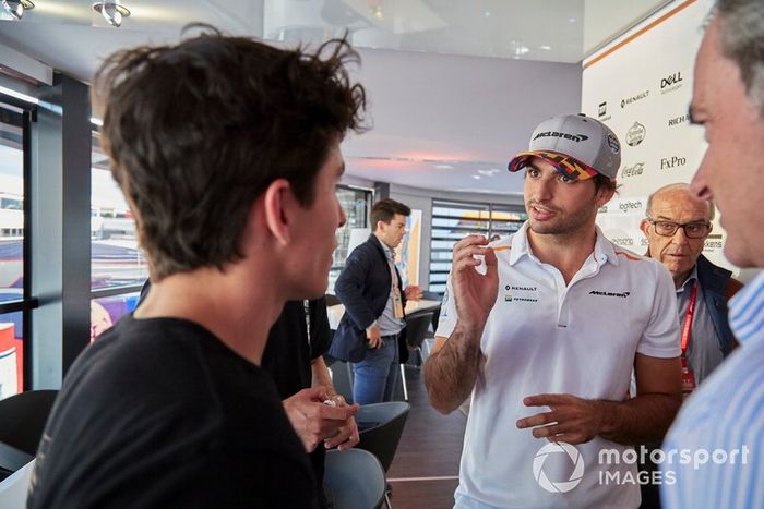 Los pilotos de MotoGP Alex y Marc Márquez con Carlos Sainz Jr, McLaren y su padre
