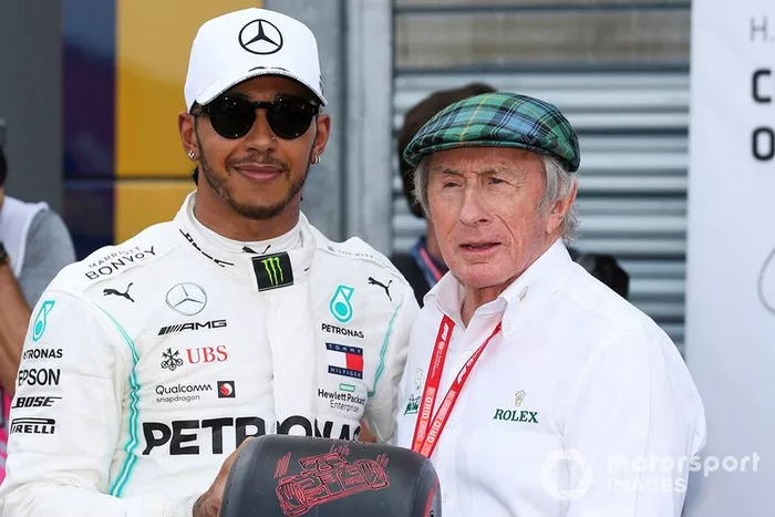 Ganador de la pole position Lewis Hamilton, Mercedes AMG F1, y se le entrega el Pirelli Pole Trophy de Jackie Stewart.