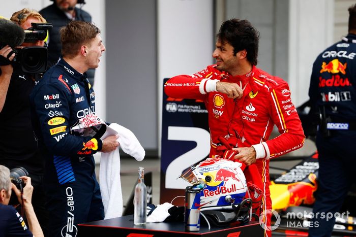 Max Verstappen, Red Bull Racing, 1ª posición, Carlos Sainz, Scuderia Ferrari, 3ª posición, debrief in Parc Ferme 