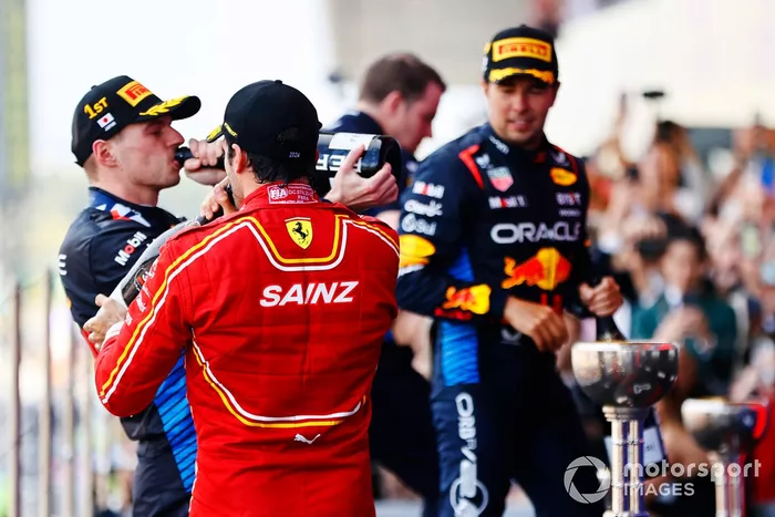 Max Verstappen, Red Bull Racing, 1ère position, et Carlos Sainz, Scuderia Ferrari, 3ème position, boivent du champagne pour célébrer.