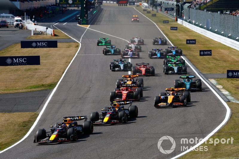 Max Verstappen, Red Bull Racing RB20, Sergio Pérez, Red Bull Racing RB20, Lando Norris, McLaren MCL38, Carlos Sainz, Ferrari SF-24, Fernando Alonso, Aston Martin AMR24, Oscar Piastri, McLaren MCL38, el resto del campo para la reanudación.