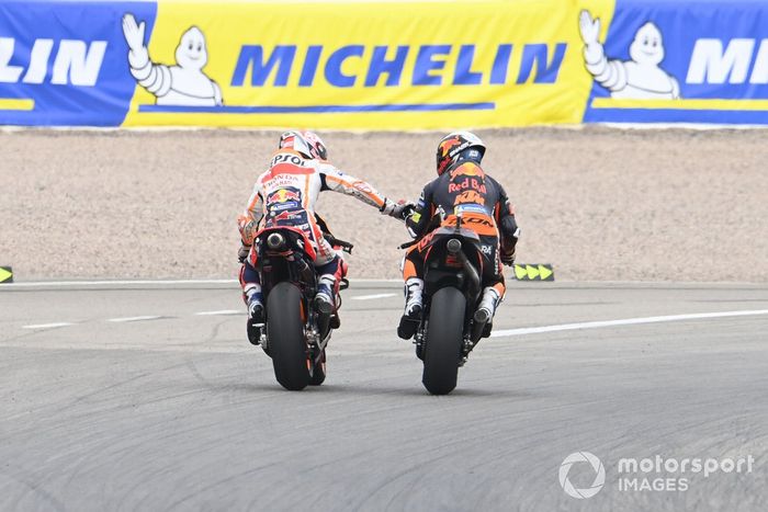 Ganador Marc Márquez, Repsol Honda Team, segundo lugar Miguel Oliveira, Red Bull KTM Factory Racing