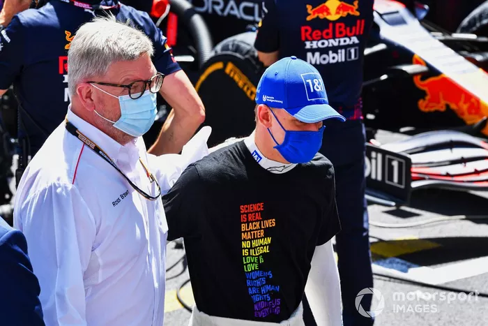 Ross Brawn, Director General de Motorsports, con Mick Schumacher, Haas F1, en la parrilla
