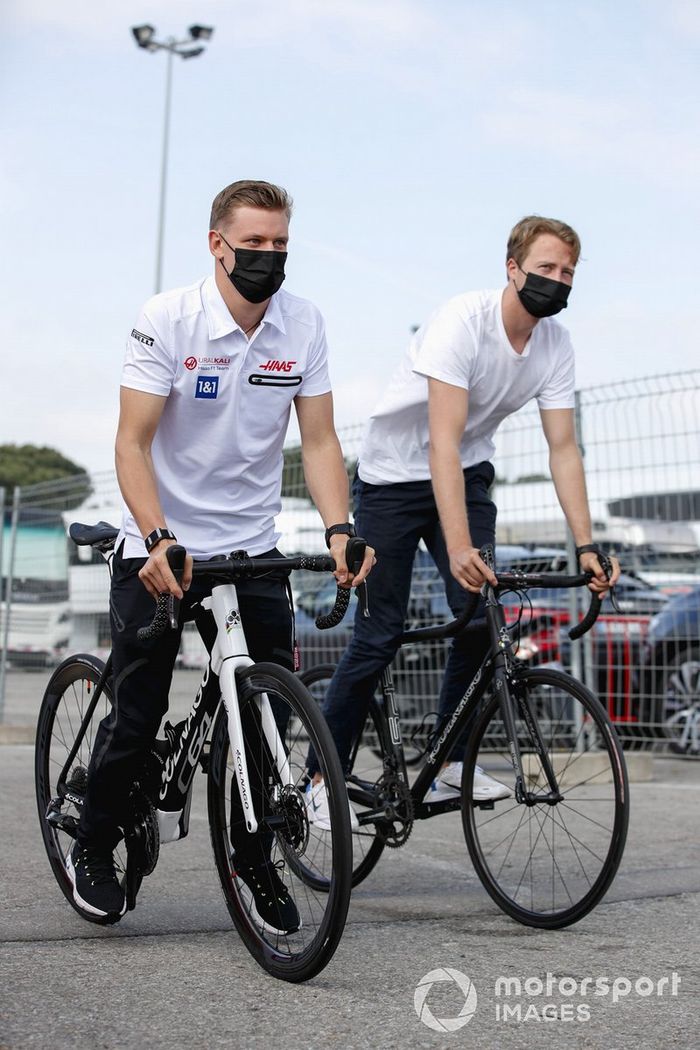 Mick Schumacher, Haas F1 en bicicleta