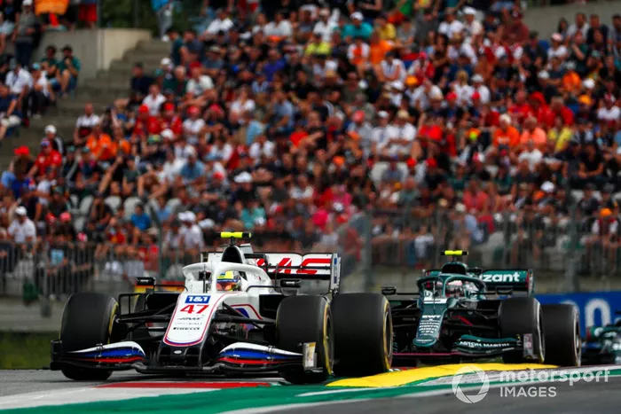 Mick Schumacher, Haas VF-21, Sebastian Vettel, Aston Martin AMR21
