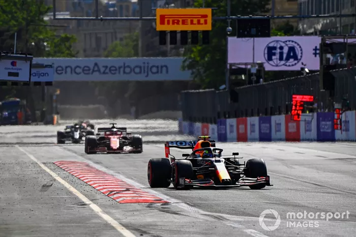 Sergio Pérez, Red Bull Racing RB16B, Charles Leclerc, Ferrari SF21