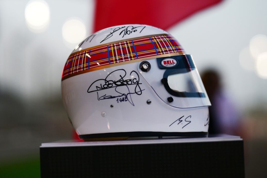 Kask podpisany przez wszystkich dwudziestu żyjących mistrzów świata kierowców Formuły 1. 