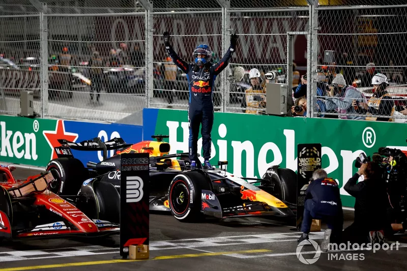 Max Verstappen, Red Bull Racing, célèbre au Parc Ferme après avoir remporté le titre des pilotes.