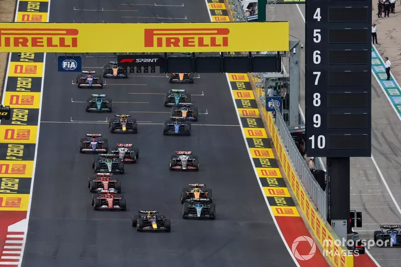 Max Verstappen, Red Bull Racing RB20, George Russell, Mercedes F1 W15, Charles Leclerc, Ferrari SF-24, Lando Norris, McLaren MCL38, Carlos Sainz, Ferrari SF-24, the rest of the field at the start of the Sprint race