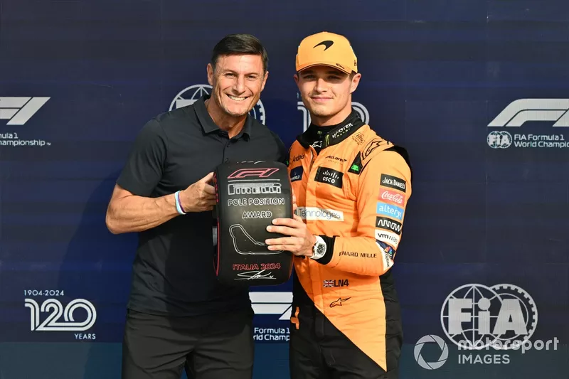 L'ancien footballeur professionnel Javier Zanetti remet à Lando Norris, McLaren F1 Team, son Pirelli Pole Position Award.