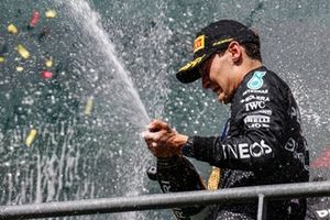 George Russell, Mercedes-AMG F1 Team, 1ª posición, rocía el Champán de la victoria