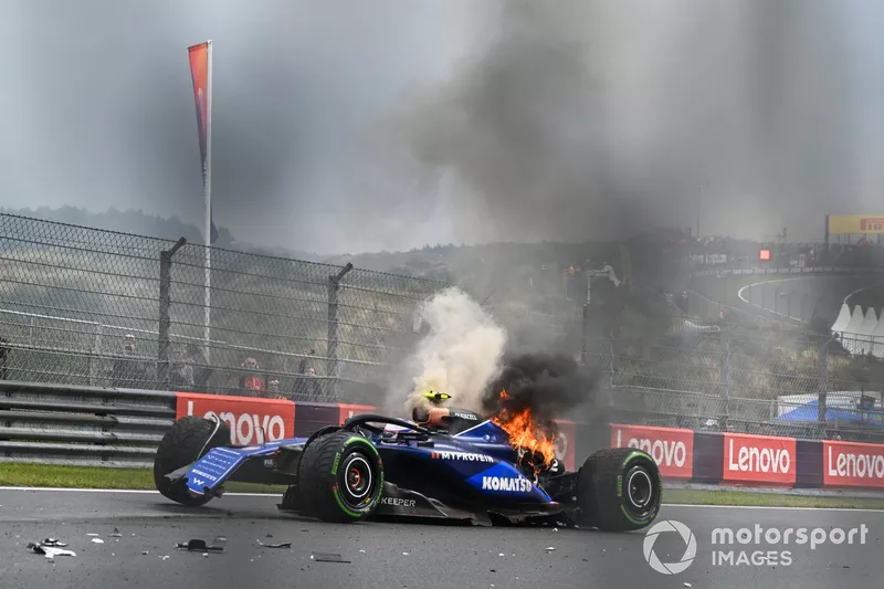 Logan Sargeant, Williams FW46, sort de la FP3 alors qu'un incendie se déclare à l'arrière de sa voiture.