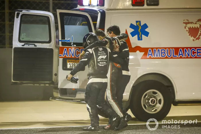 Delegados médicos asisten a Romain Grosjean, Haas F1, después del accidente en la primera vuelta