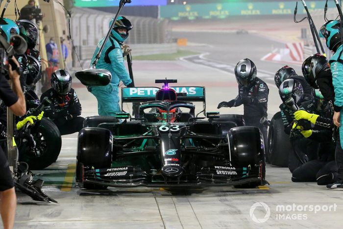 George Russell, Mercedes F1 W11 en pits