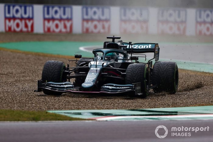 Lance Stroll, Aston Martin AMR21, en la grava