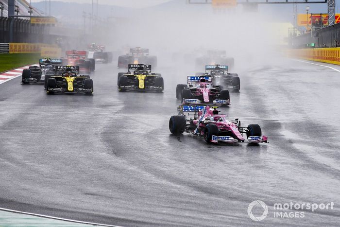 Lance Stroll, Racing Point RP20, Sergio Pérez, Racing Point RP20, Daniel Ricciardo, Renault F1 Team R.S.20, Esteban Ocon, Renault F1 Team R.S.20, Lewis Hamilton, Mercedes F1 W11 al inicio