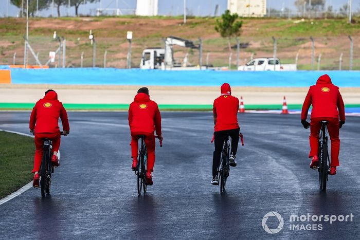 Sebastian Vettel, Ferrari, recorre la pista en bici
