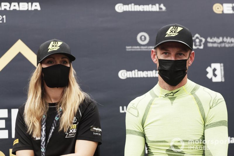 Mikaela Ahlin-Kottulinsky, JBXE Extreme-E Team y Jenson Button, JBXE Extreme-E Team, hablan ante los medios