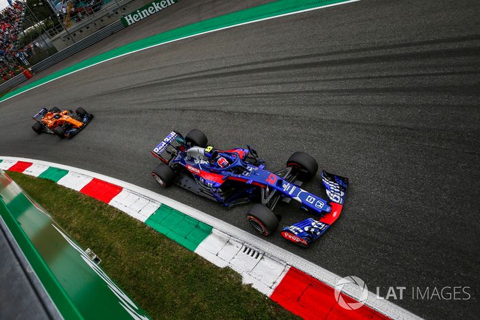 Pierre Gasly, Scuderia Toro Rosso STR13 y Fernando Alonso, McLaren MCL33 