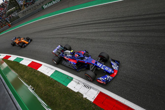 Pierre Gasly, Scuderia Toro Rosso STR13 et Fernando Alonso, McLaren MCL33
