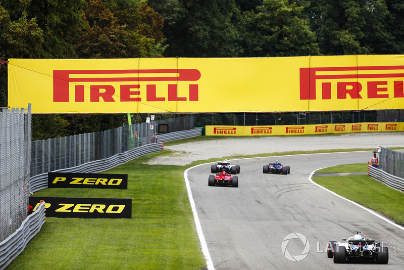 Pierre Gasly, Toro Rosso STR13, leads Sergey Sirotkin, Williams FW41, Sebastian Vettel, Ferrari SF71H, and Lance Stroll, Williams FW41