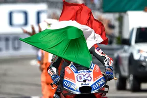 Le vainqueur Andrea Dovizioso, Ducati Team avec le drapeau italien