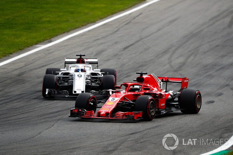 Sebastian Vettel, Ferrari SF71H, Marcus Ericsson, Alfa Romeo Sauber C37