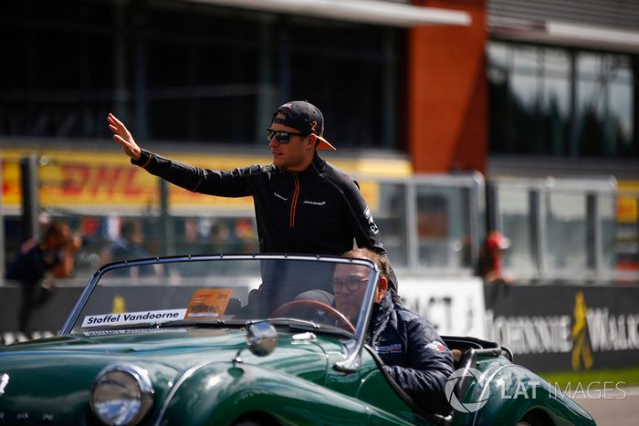 Stoffel Vandoorne, McLaren, en un Triumph