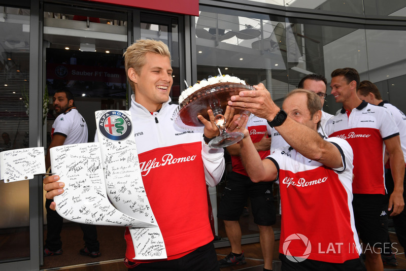 Sauber celebrate the birthday of Marcus Ericsson, Sauber with Josef Leberer, Sauber Trainer