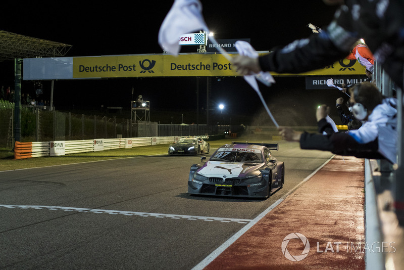 Checkered flag for Joel Eriksson, BMW Team RBM, BMW M4 DTM