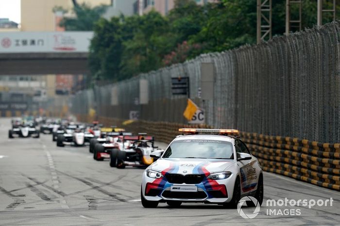 Coche de seguridad en pista