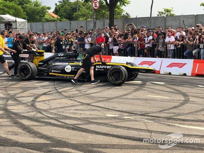 Caio Collet com a Renault no Festival Senna Tribute