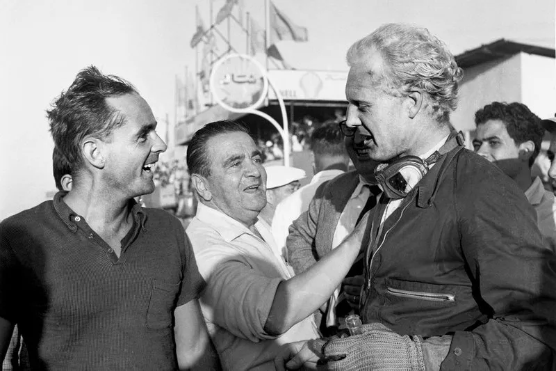 Mike Hawthorn, Ferrari, second, avec Phil Hill, Ferrari, troisième