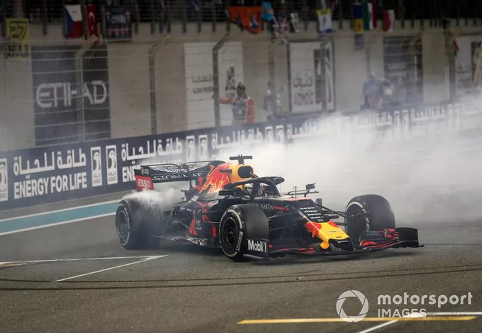 Max Verstappen, Red Bull Racing RB15, secondo classificato, festeggia sgommando