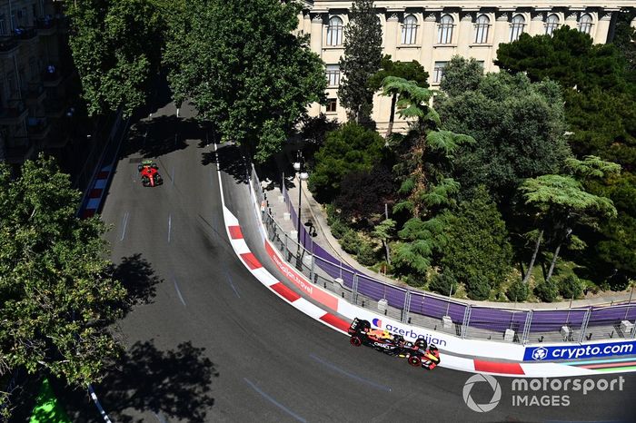 Sergio Pérez, Red Bull Racing RB18, Carlos Sainz, Ferrari F1-75