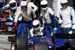  Marcus Ericsson, Sauber C36, pitstop