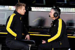 Гонщик Renault Sport F1 Нико Хюлькенберг и технический директор команды по шасси Ник Честер