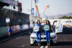 FanBoost, ragazze ai box