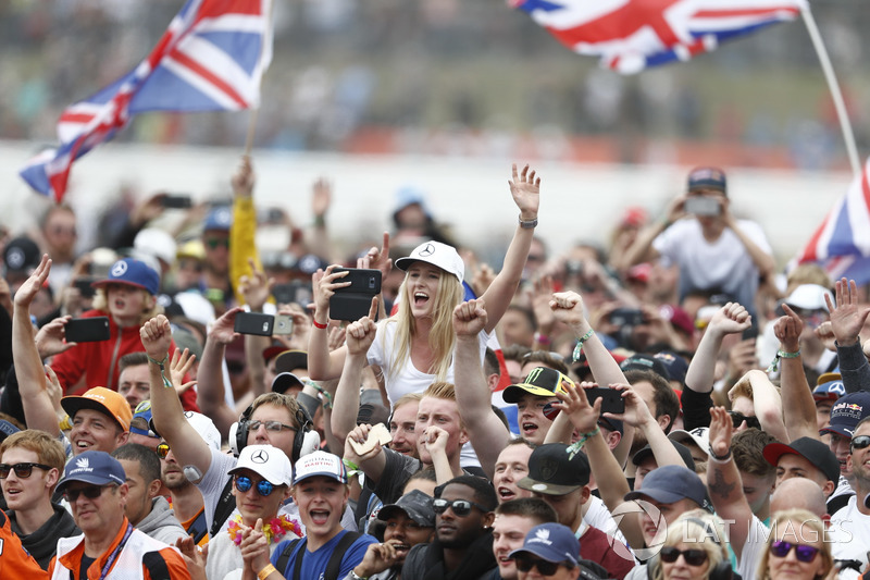 Animan a los aficionados para el ganador de la carrera Lewis Hamilton, Mercedes AMG F1, en el podio