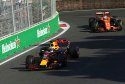 Daniel Ricciardo, Red Bull Racing RB13, Fernando Alonso, McLaren MCL32