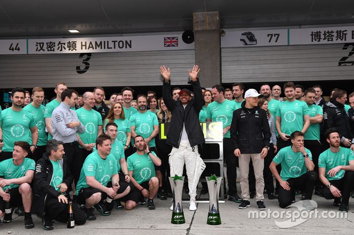 Ganador de la carrera Lewis Hamilton, Mercedes AMG F1 celebra con Valtteri Bottas, Mercedes AMG F1 y el equipo