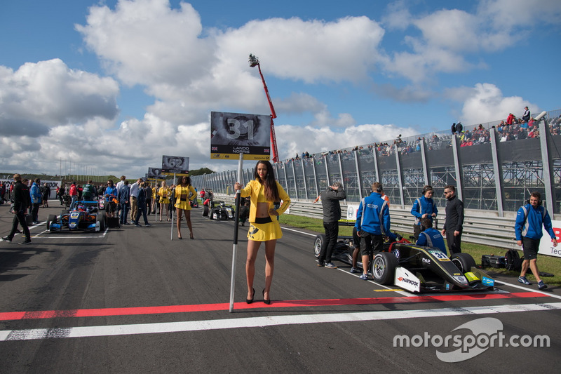 Chica de la parrilla, Lando Norris, Carlin, Dallara F317 - Volkswagen